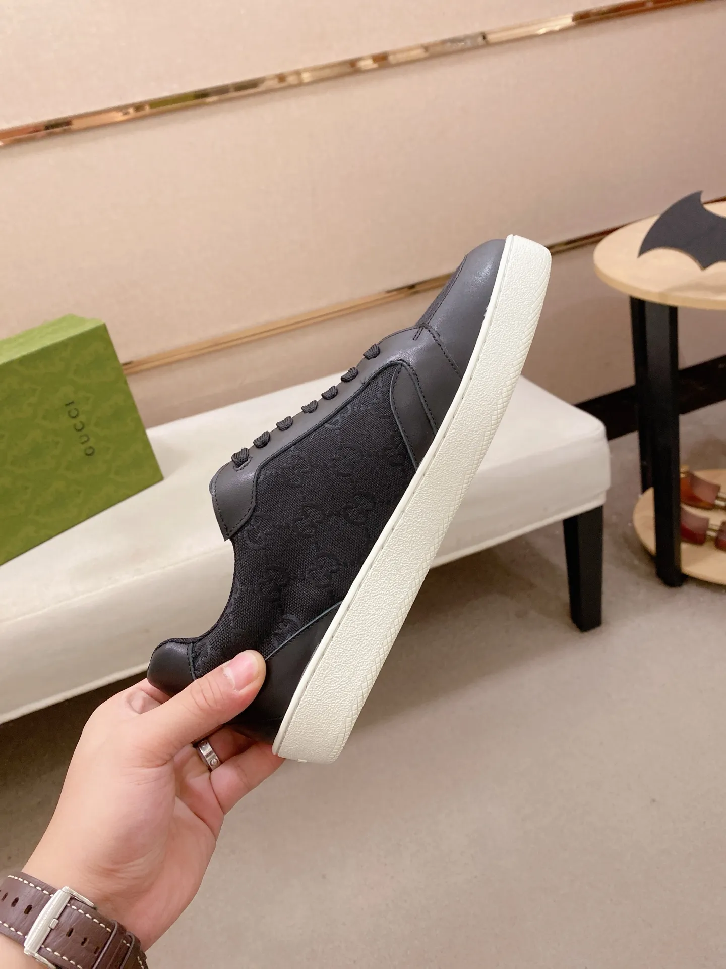 Men's shoes💰 440💰The new GUCCI (Gucci) counters are launched simultaneously. The new men's shoes, 😘fabrics are selected from imported cowhide, and the lining is sheepskin lining. 👍🏿 High-end ☄️ air-cushion molded anti-slip rubber outsole, exquisite lines, simple and elegant, comfortable and high-end for leisure travel. Code number: 38 to 44 (45 can be customized and cannot be returned or exchanged)